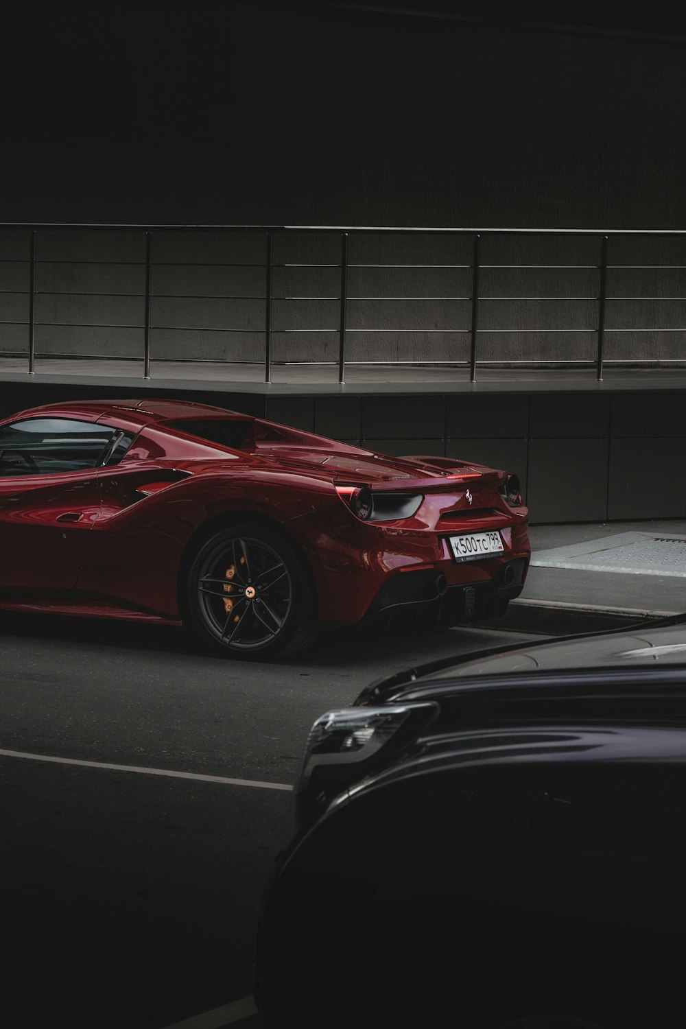 駐車場に停車中の赤いフェラーリ458イタリア