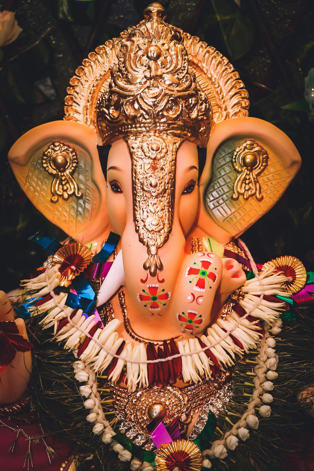Statuetta della divinità indù in oro e viola