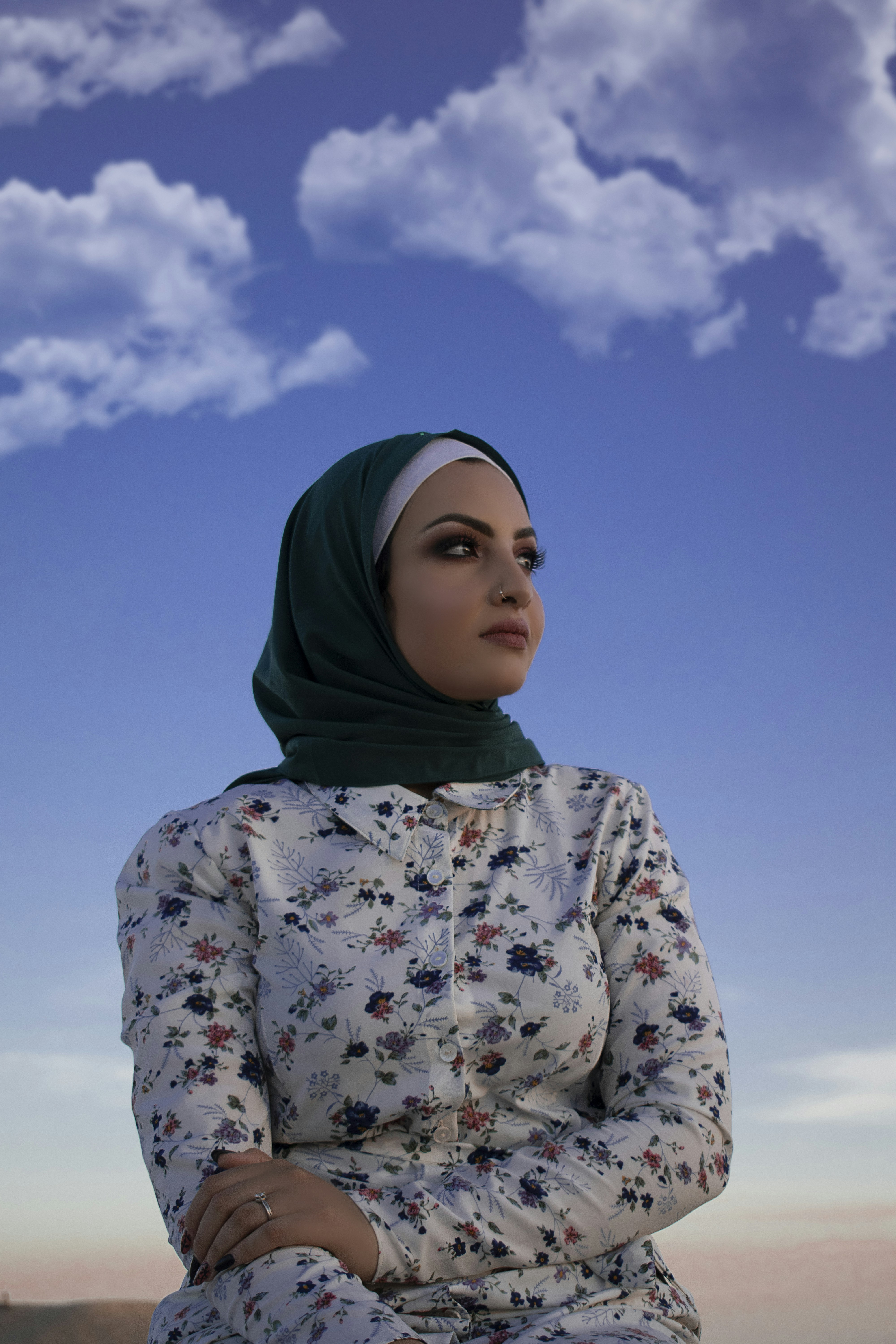 wanita berhijab bunga hijau dan merah putih