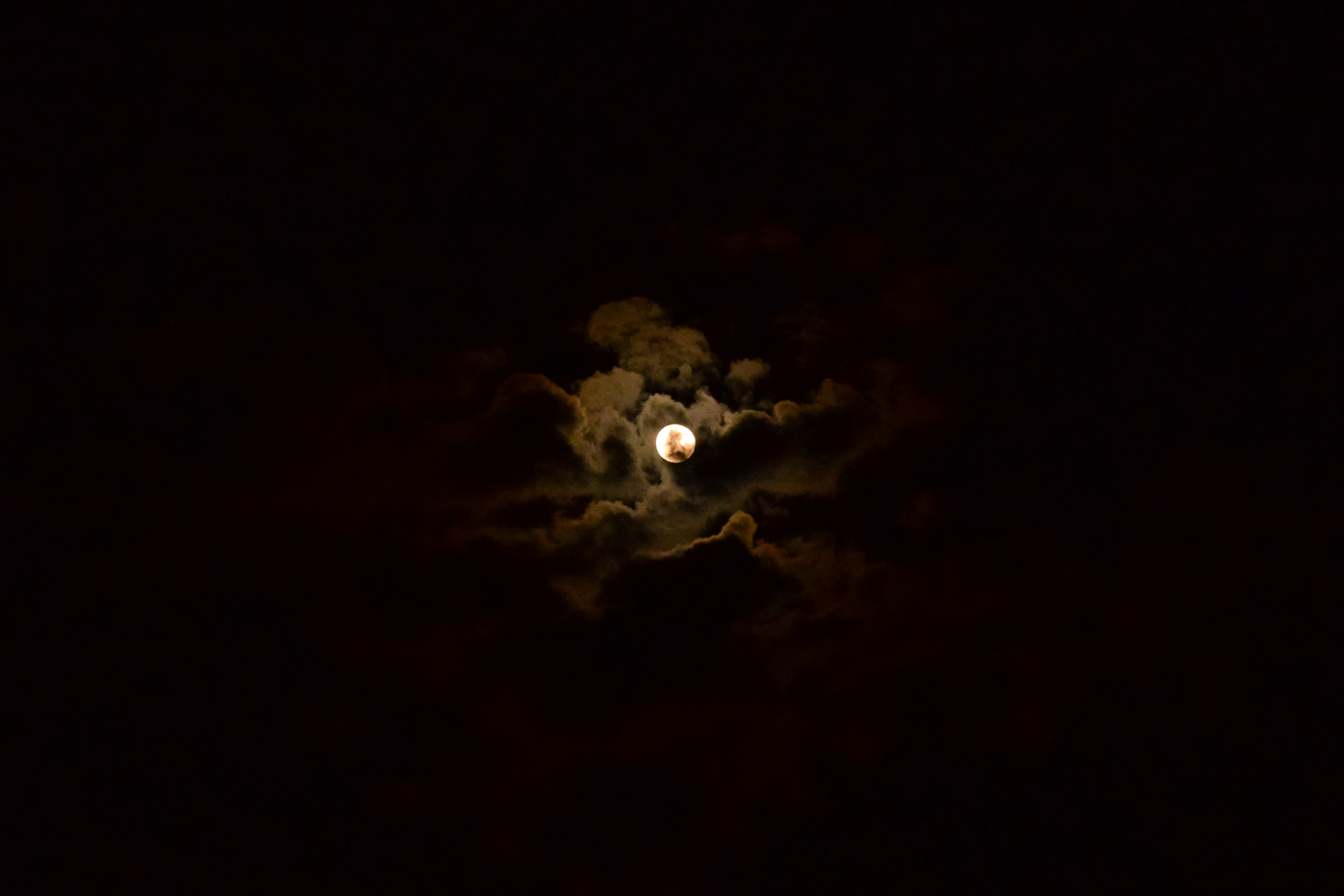Cer nocturn cu stele și nori întunecați, lună plină strălucind, atmosferă apocaliptică și solemnă