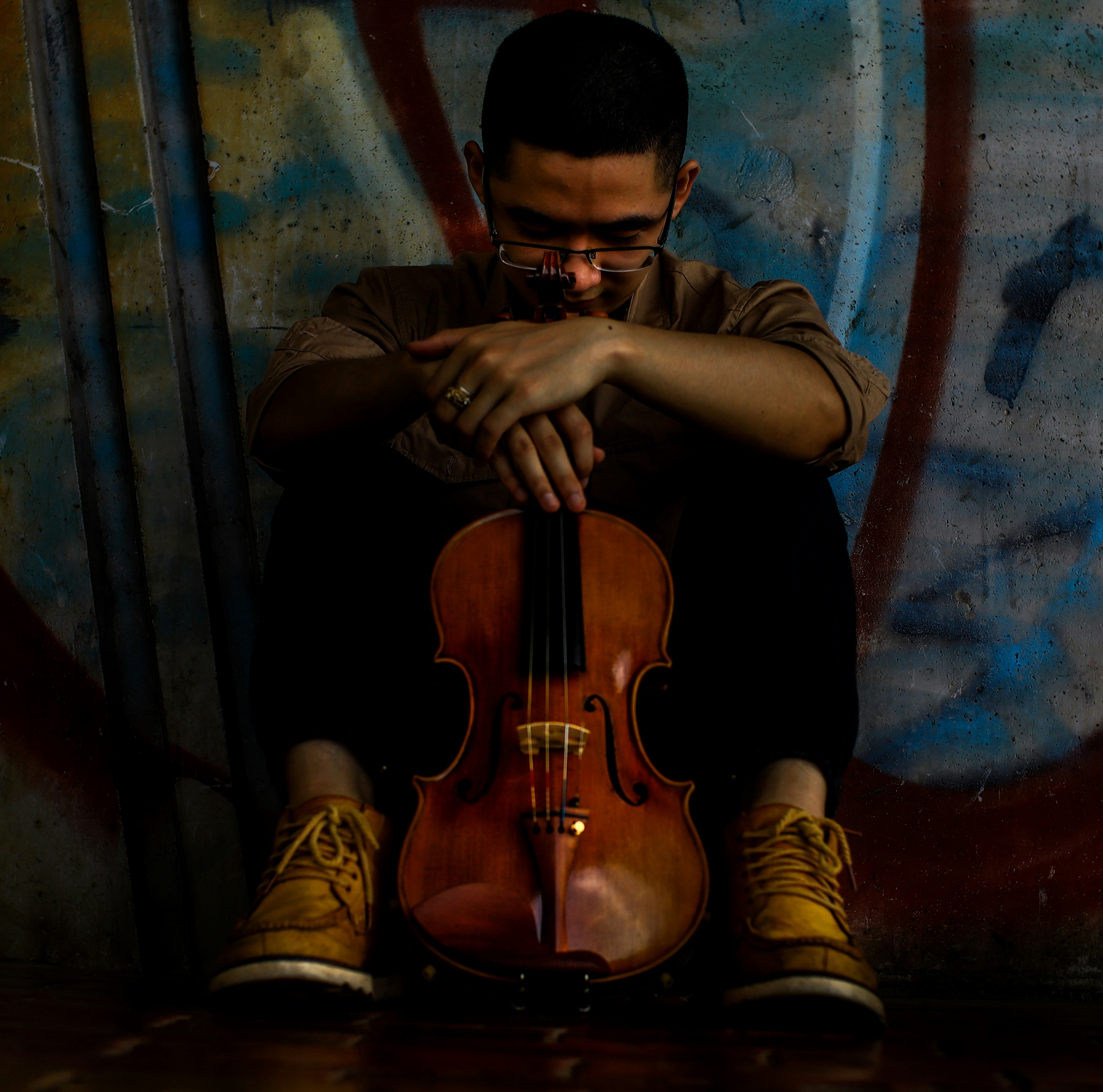 バイオリンを弾く黒い T シャツの男の写真 Unsplashで見つけるhồchiminhの無料写真