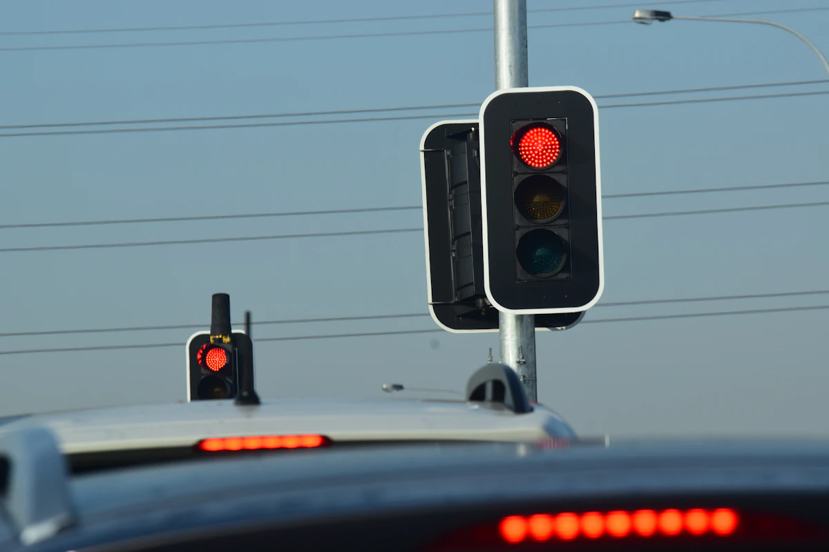 Lampu lalu lintas menyala merah
