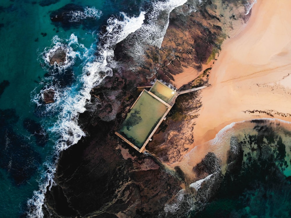 Vista aérea de la playa durante el día