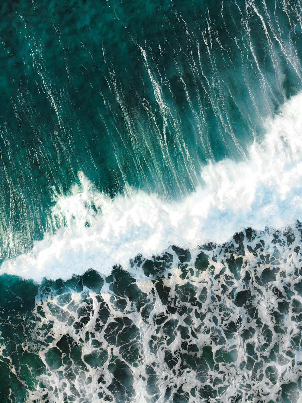 olas de agua en la orilla