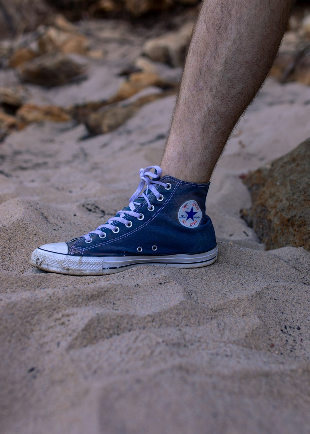 Foto persona con zapatillas altas azules converse all star – Imagen Azul  gratis en Unsplash