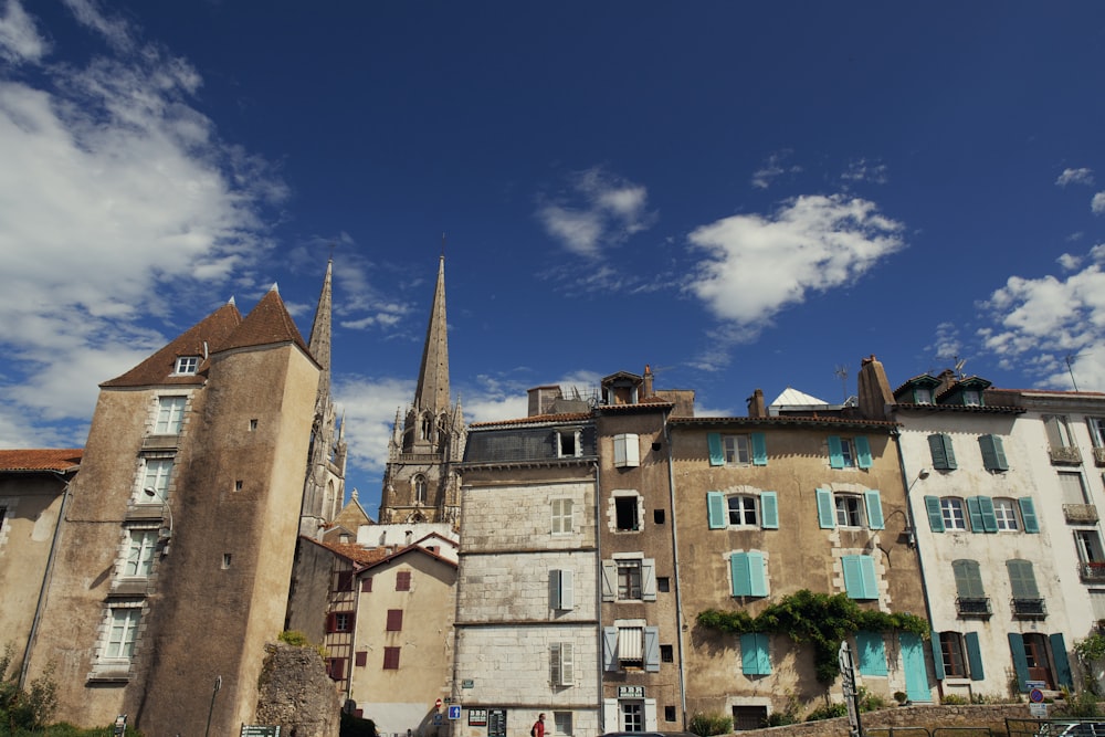 Bâtiment en béton brun sous le ciel bleu pendant la journée