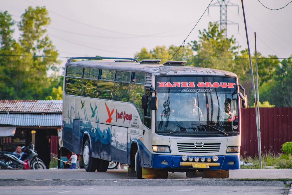 Bus bleu et blanc sur la route pendant la journée