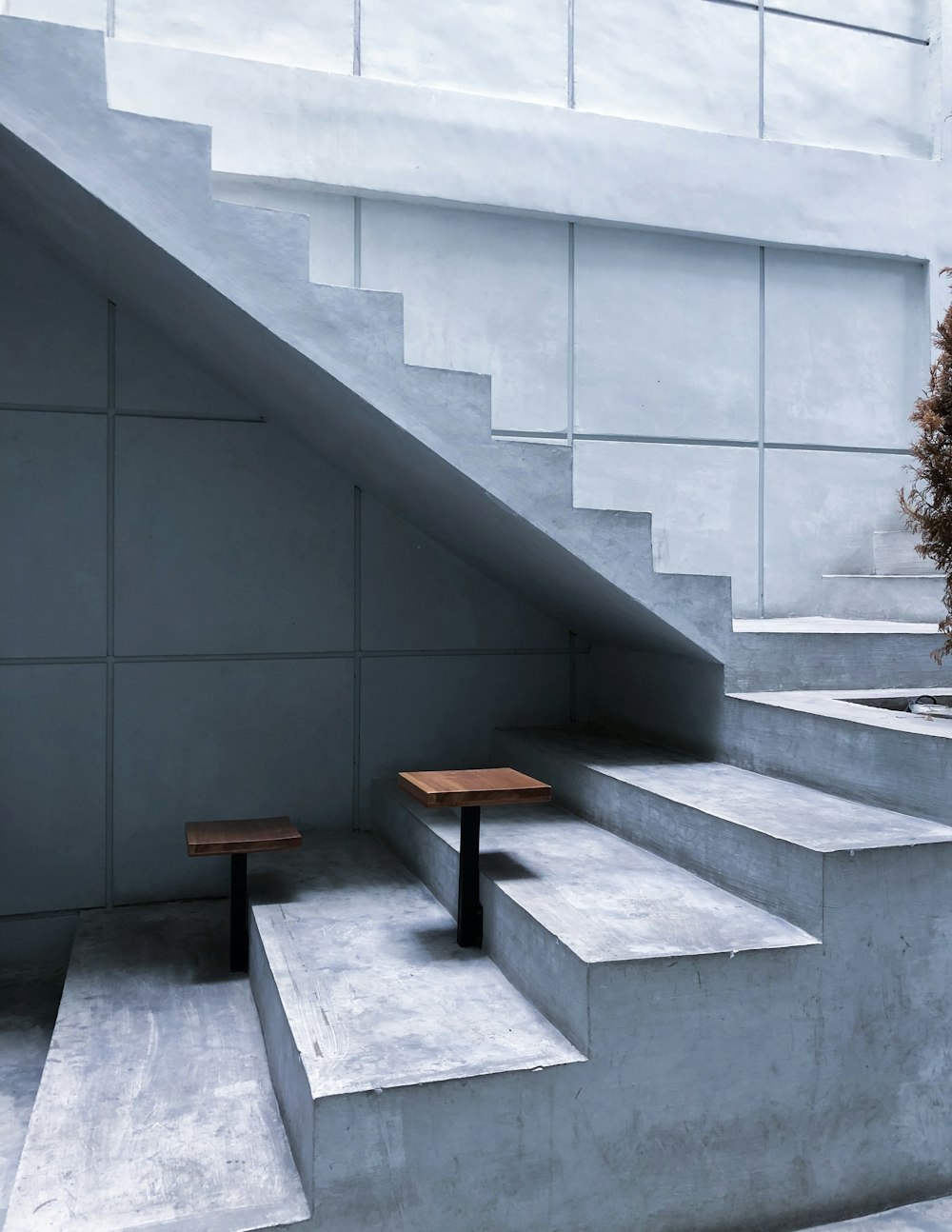 Table en bois marron sur des escaliers en béton gris