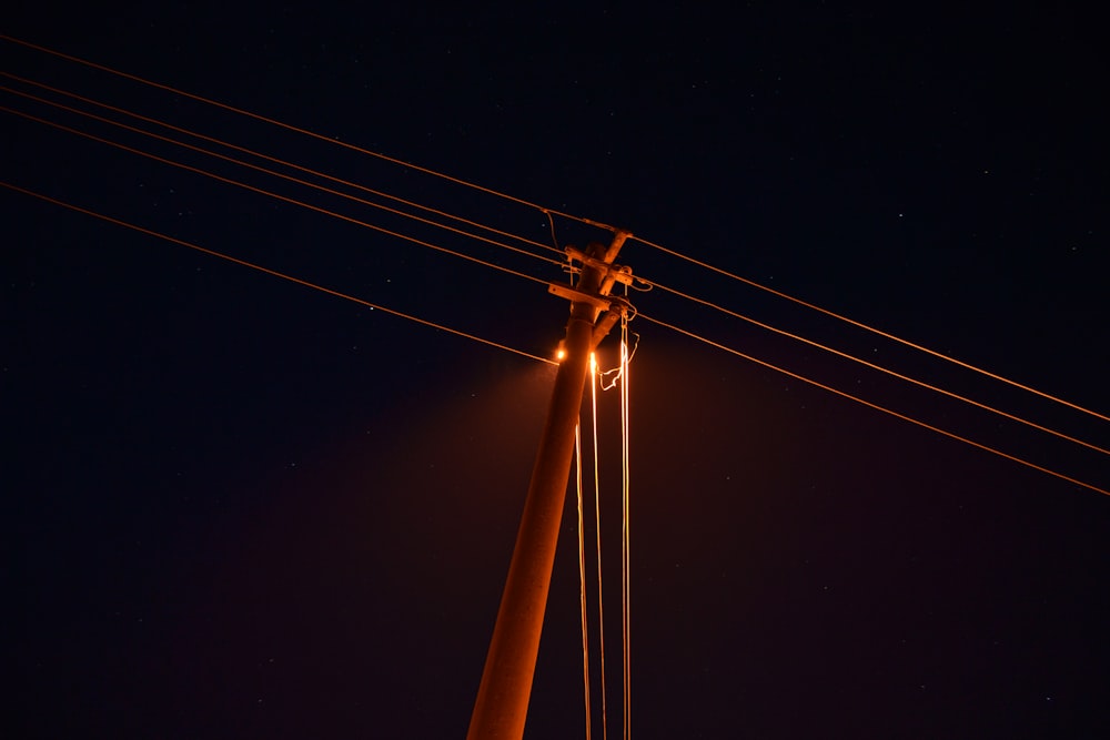 Poteau lumineux orange pendant la nuit
