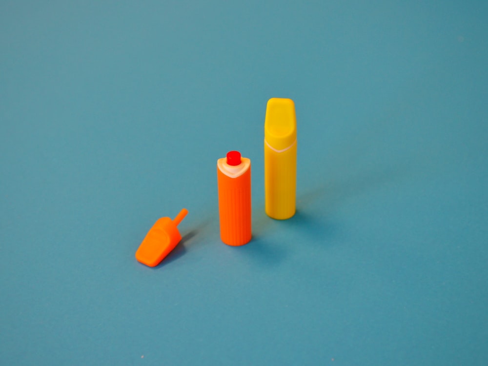 Herramientas de plástico amarillas y naranjas