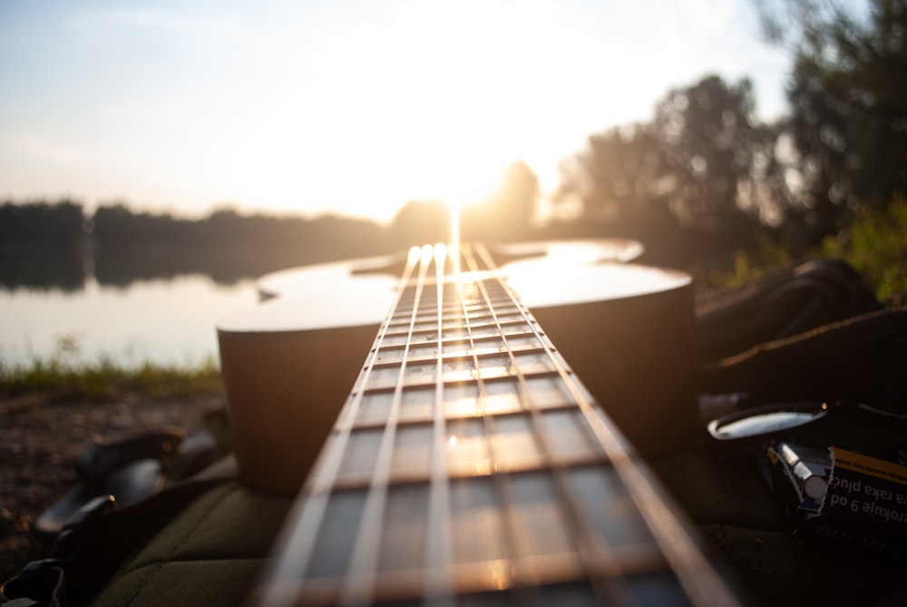 Guitarra acústica marrón durante el día