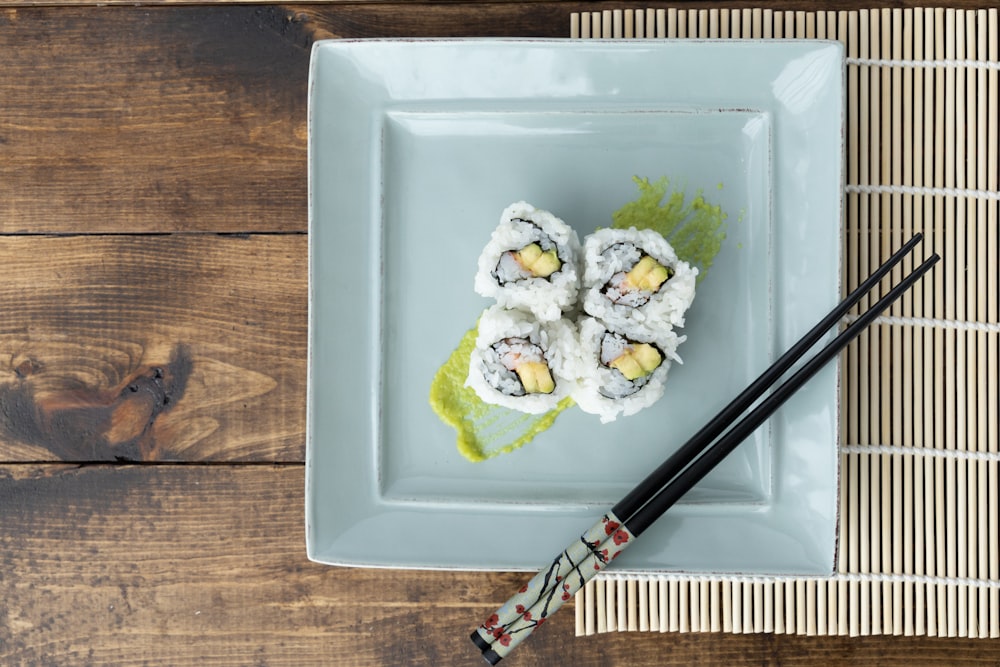 sushi na placa de cerâmica branca