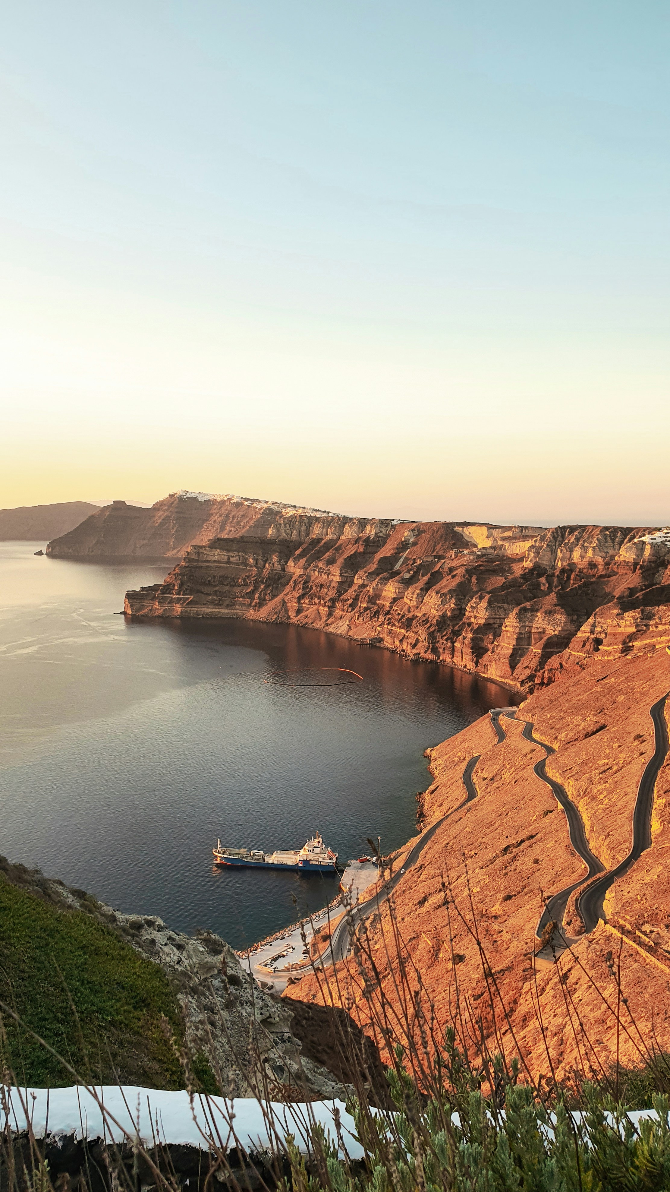 Bote blanco en el cuerpo de agua durante el día