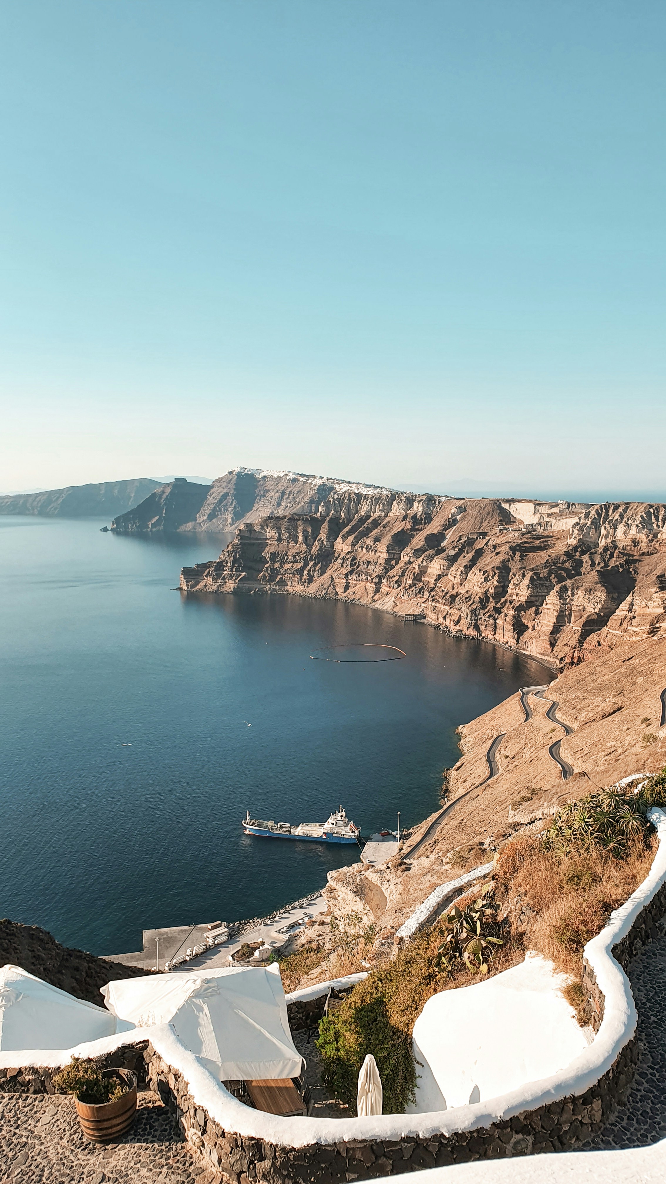 Barco blanco en el mar azul durante el día