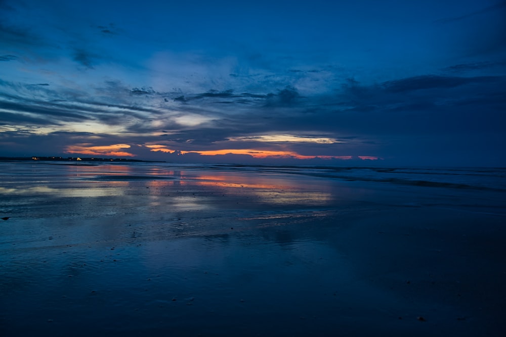 corpo d'acqua sotto cielo blu durante il tramonto