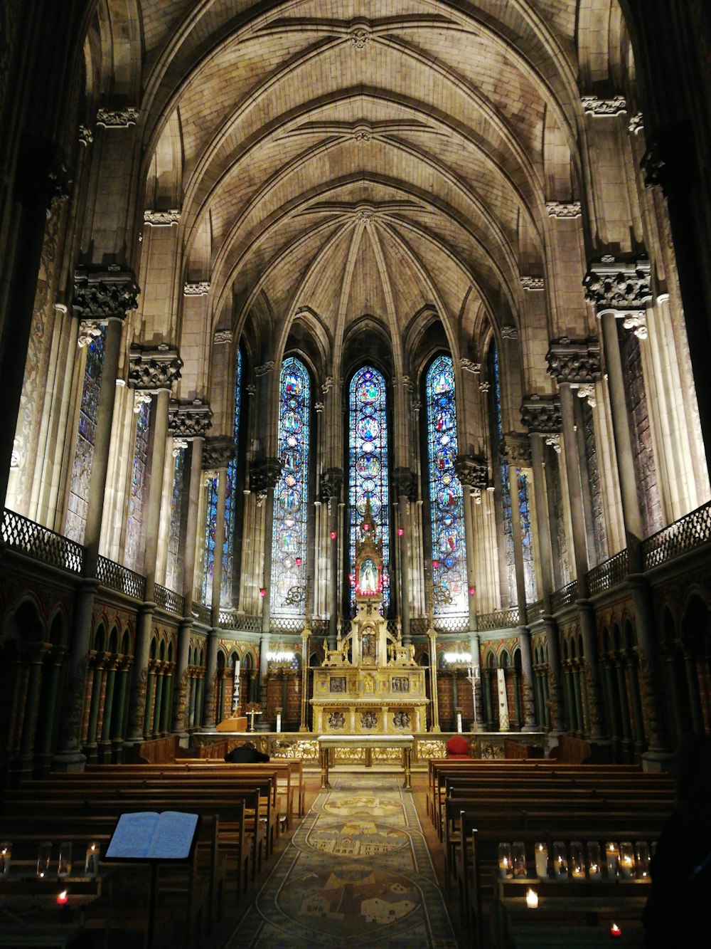 Panca da chiesa in legno marrone all'interno della cattedrale