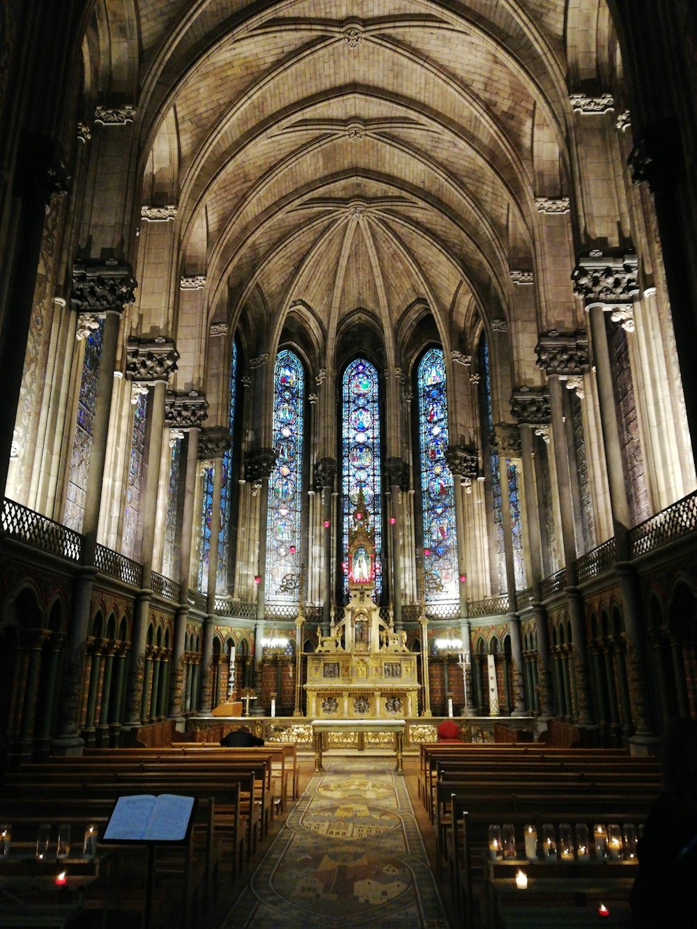 Banco de iglesia de madera marrón dentro de la catedral