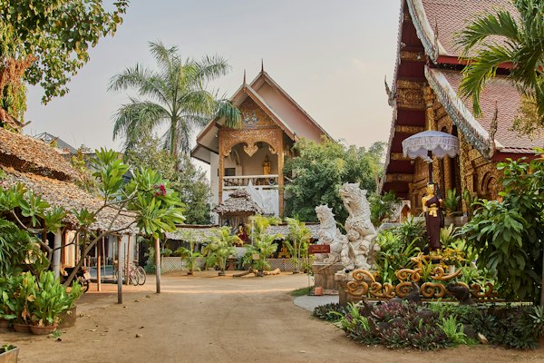 Brown and white concrete house surrounded by green trees during daytime — Pai, Thailand