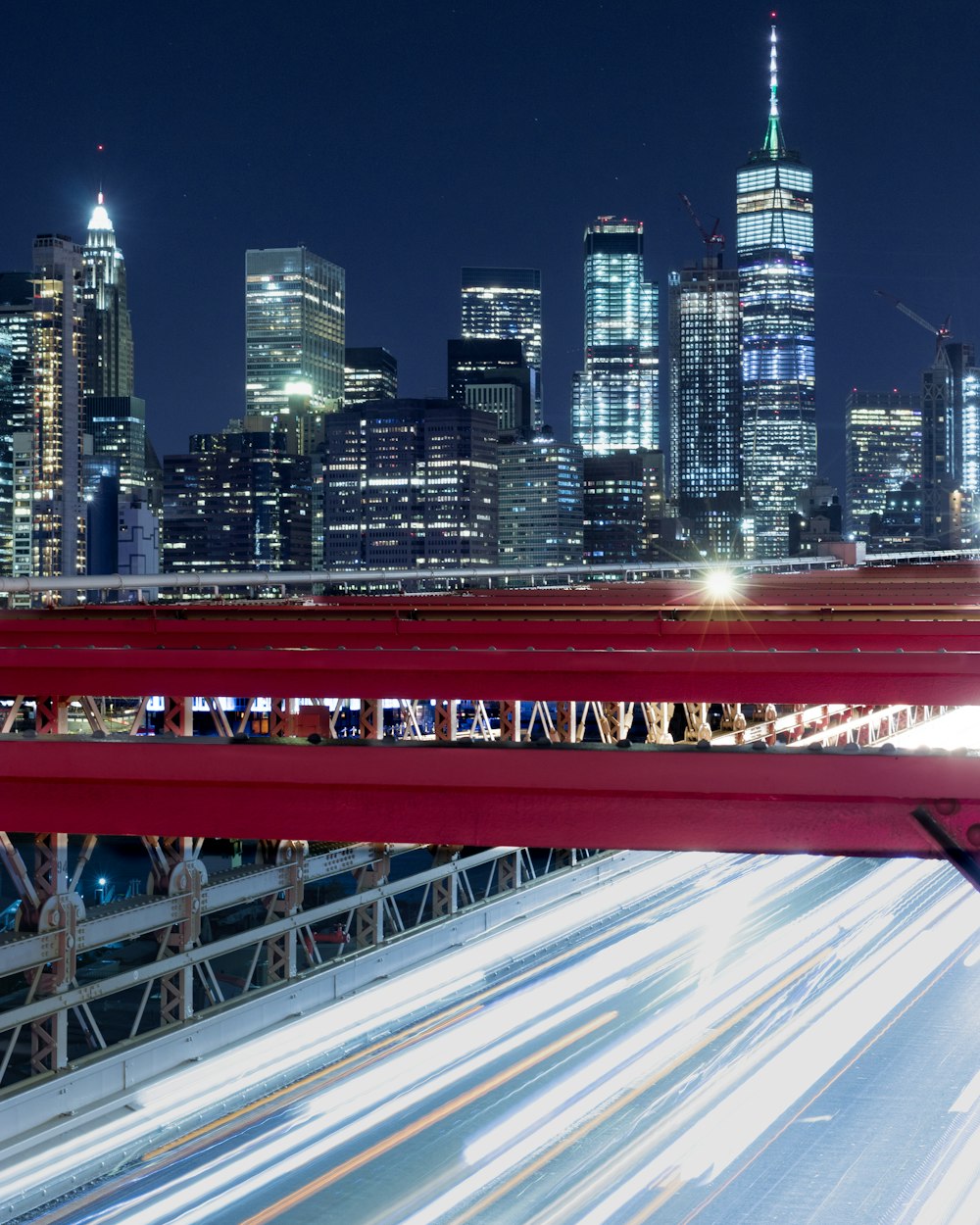 ponte rosso sullo skyline della città durante la notte