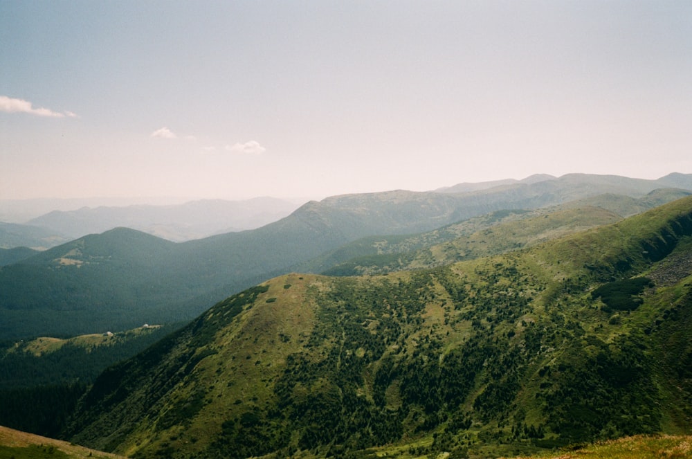 Grüne Berge unter blauem Himmel tagsüber