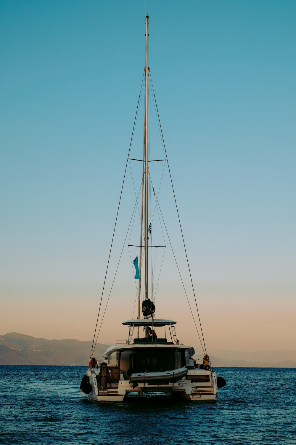 barca in bianco e nero sul mare durante il giorno