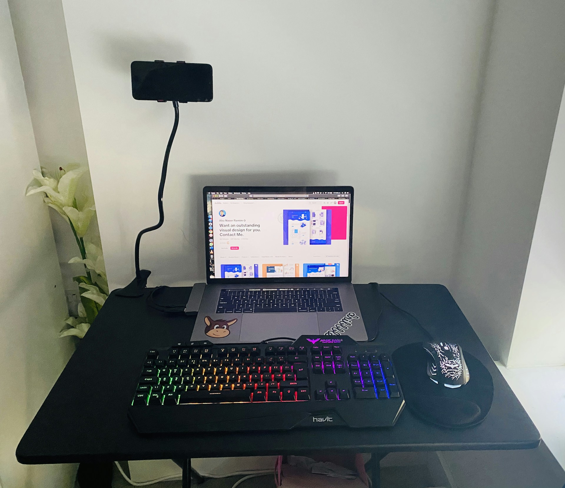 gray computer monitor