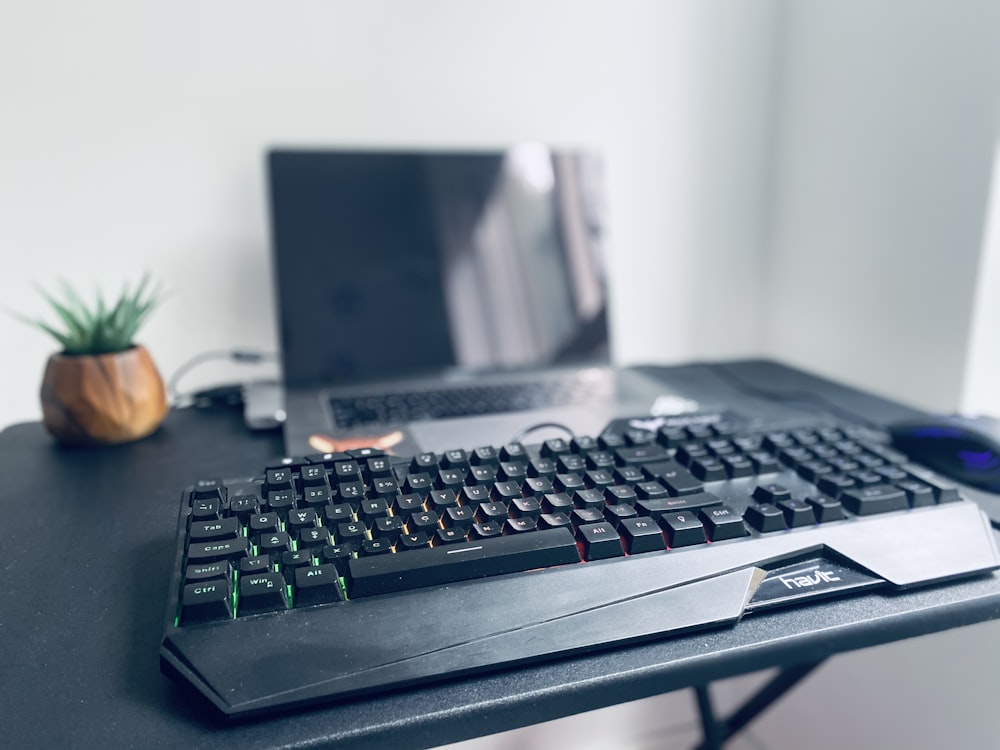black computer keyboard on black table