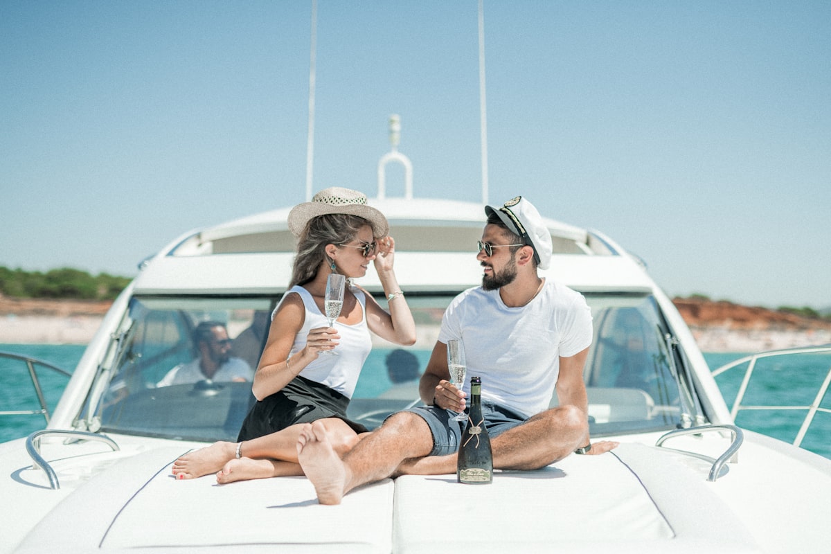Pareja disfrutando juntos en la cubierta de un yate en el Mediterráneo