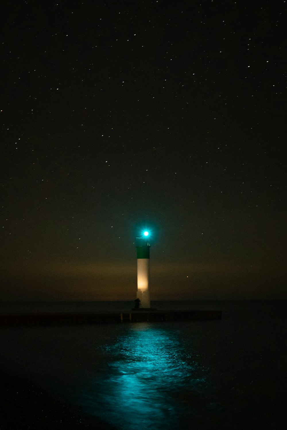 夜間のライトアップされた灯台