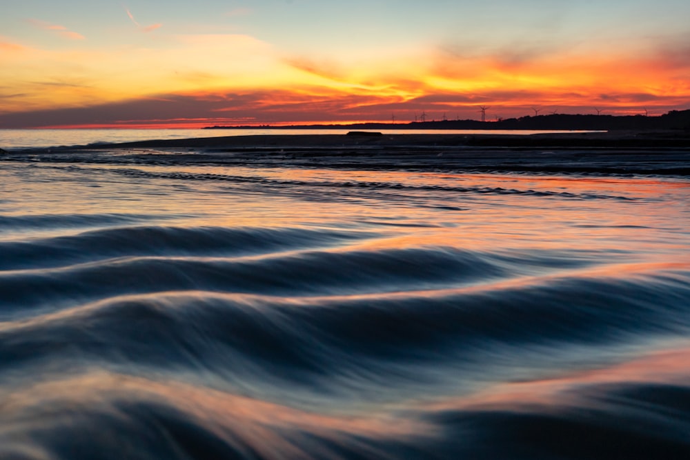 Cuerpo de agua durante la puesta de sol