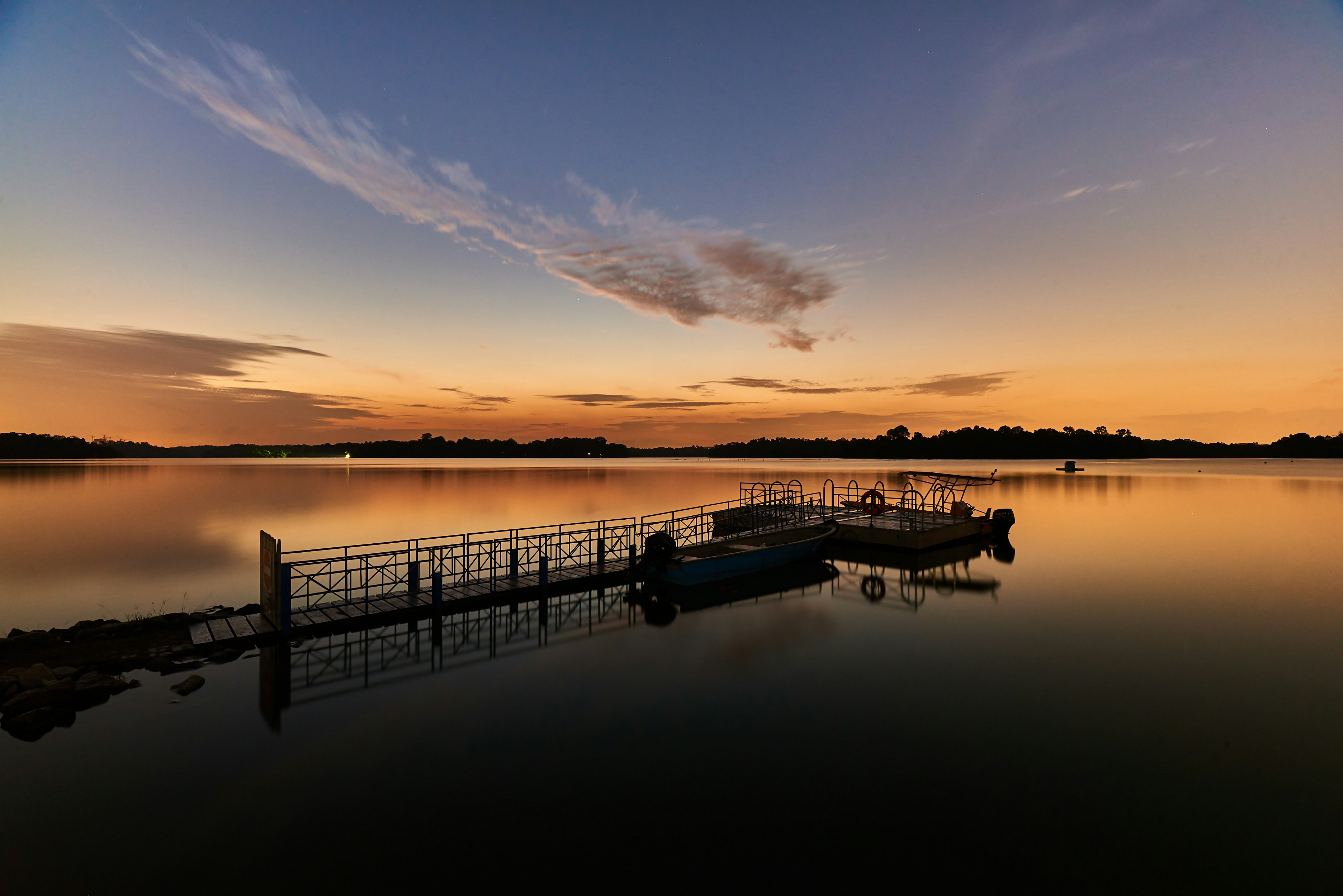 일몰 동안 바다에 보트의 실루엣