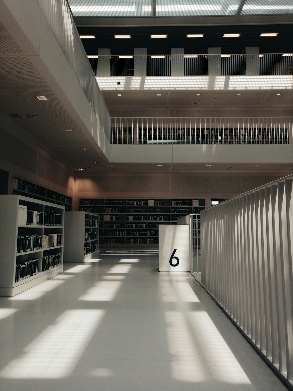 Estante de libros de madera blanca en la biblioteca