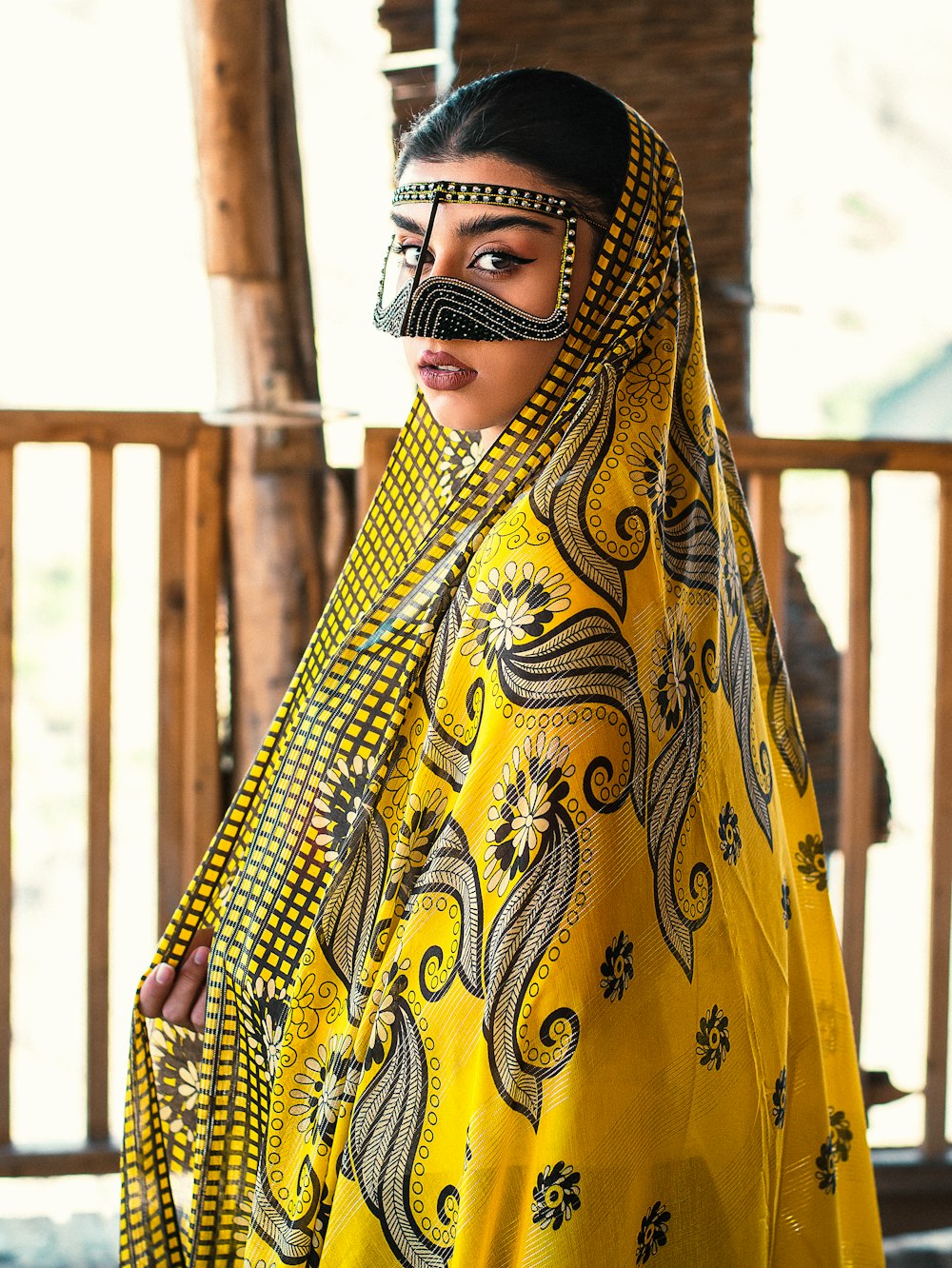 Femme en hijab floral jaune et noir