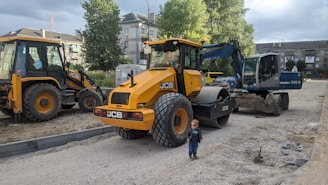 yellow and black heavy equipment
