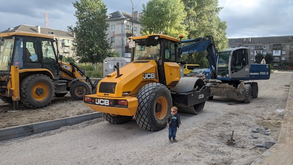 yellow and black heavy equipment