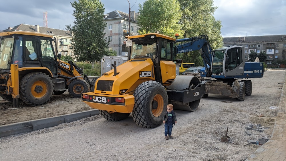 yellow and black heavy equipment