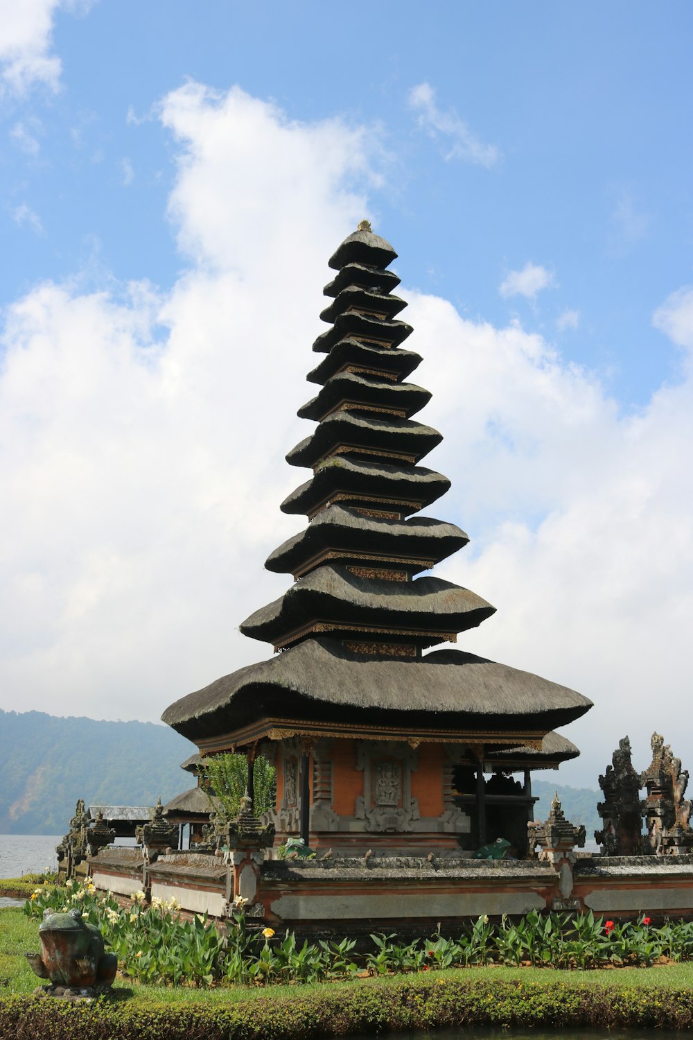 Temple brun et noir sous les nuages blancs et le ciel bleu pendant la journée