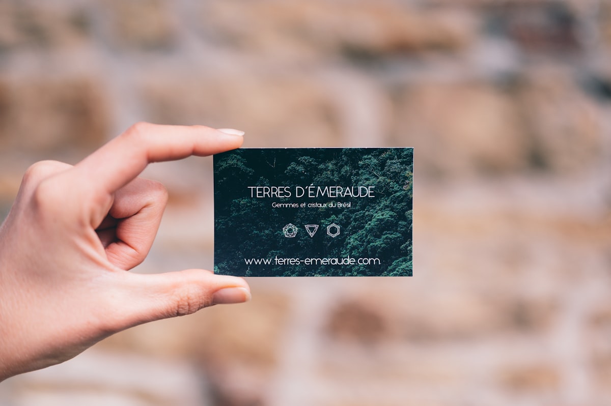 Mana tinand o carte de vizita proaspat tiparita