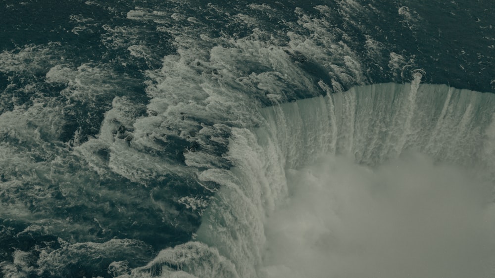 Cascadas de agua en la fotografía en escala de grises