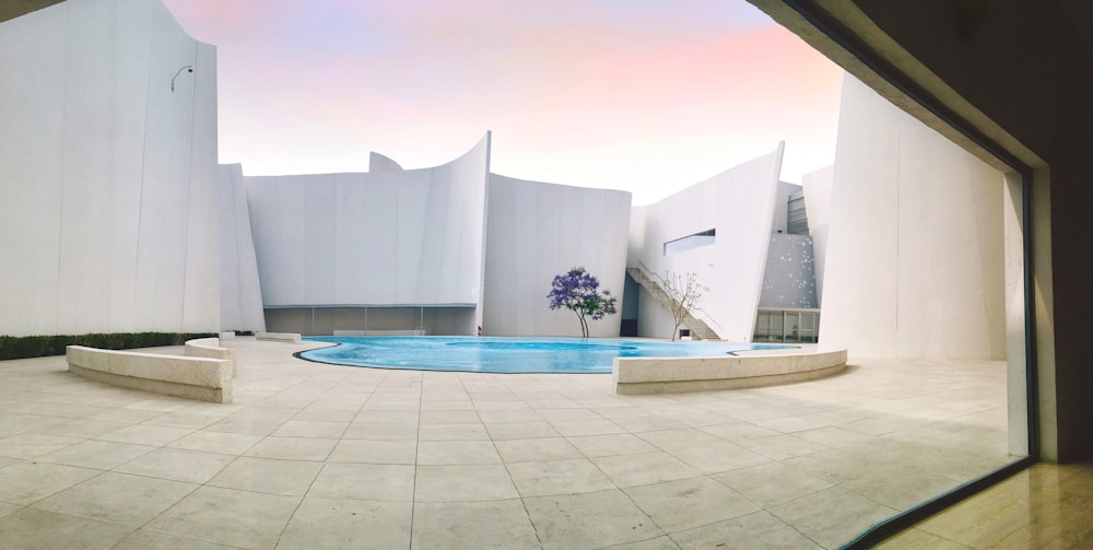 Bâtiment en béton blanc avec piscine