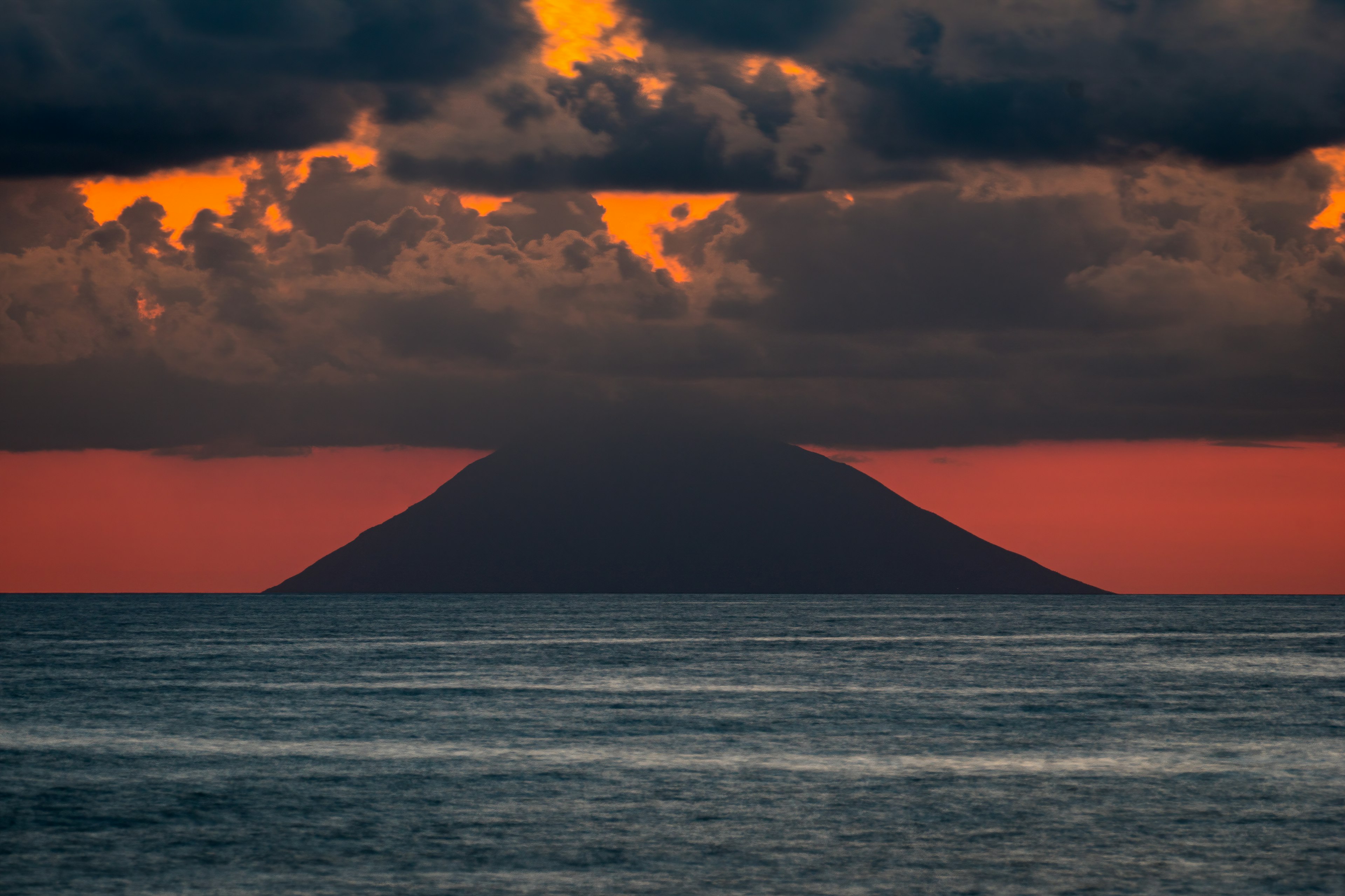 vista del vulcano di stromboli dal mare al tramonto