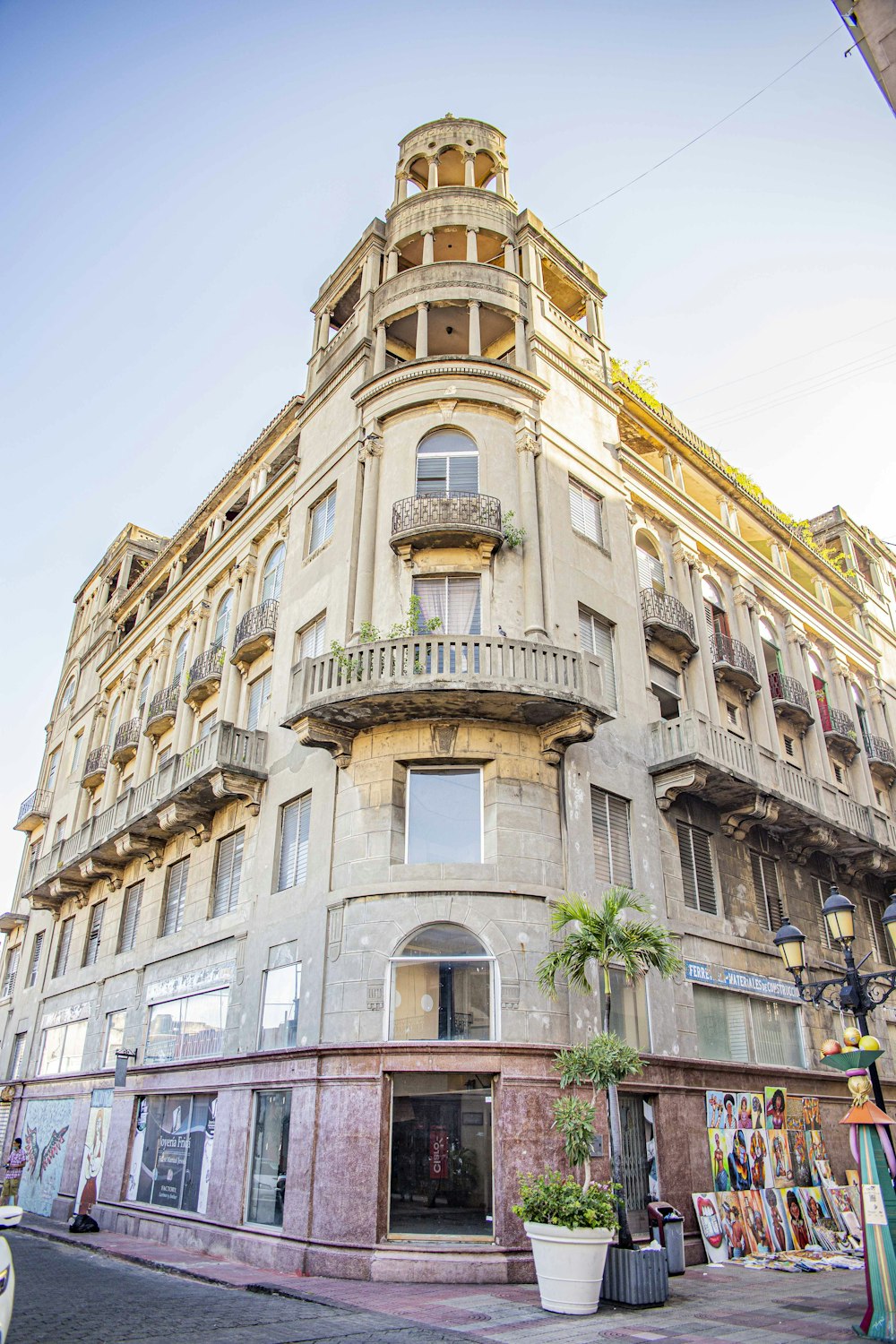 edifício de betão bege durante o dia