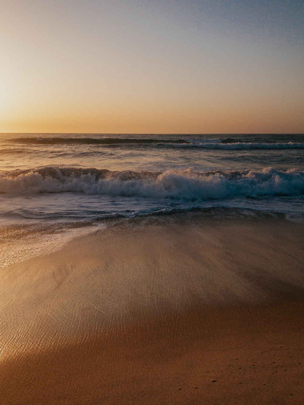 ocean waves crashing on shore during daytime