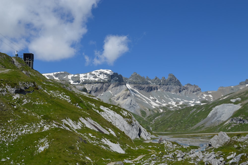 montanhas cobertas de neve sob o céu azul durante o dia