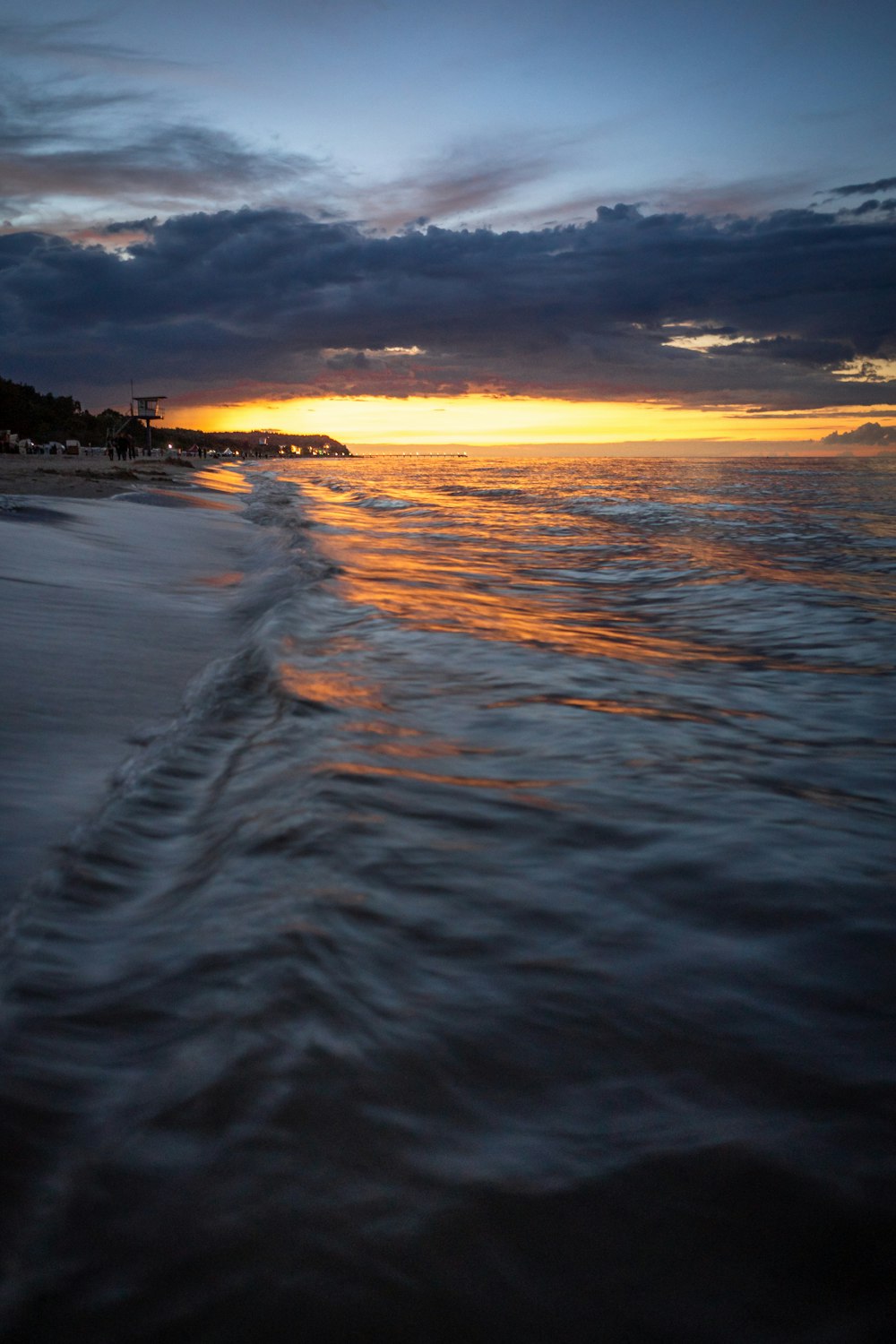 Cuerpo de agua durante la puesta de sol