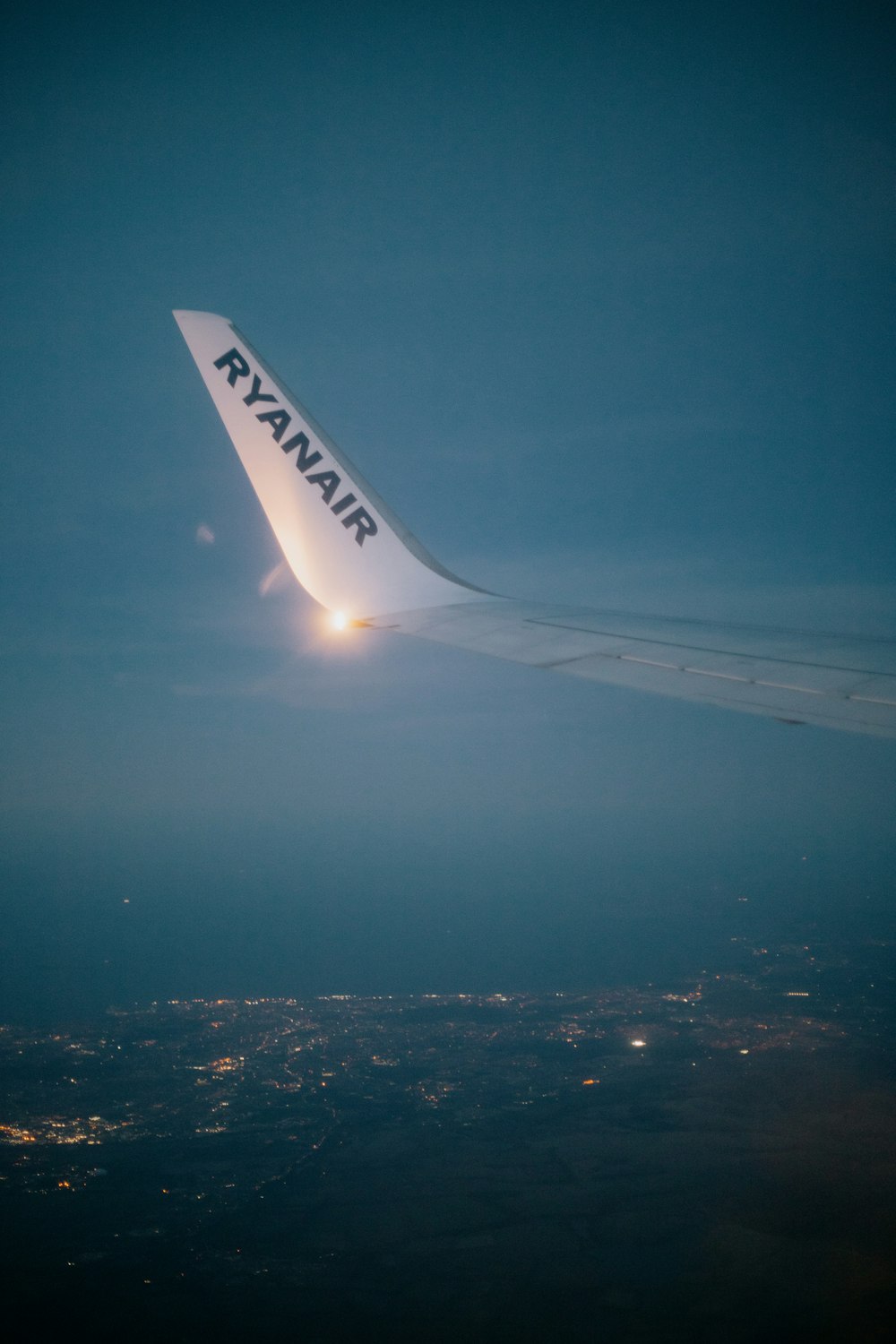 white and blue airplane wing