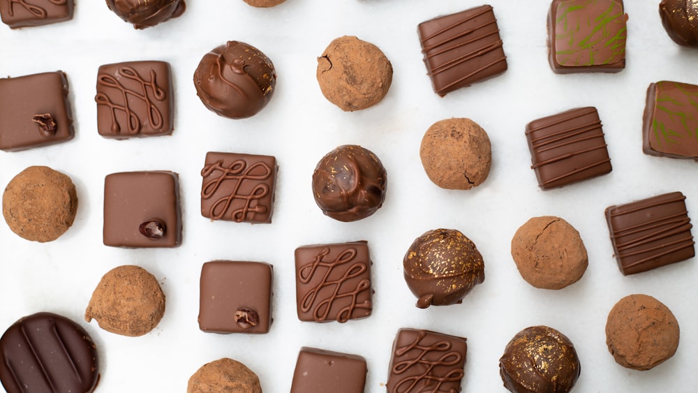 Tablettes de chocolat brun et blanc