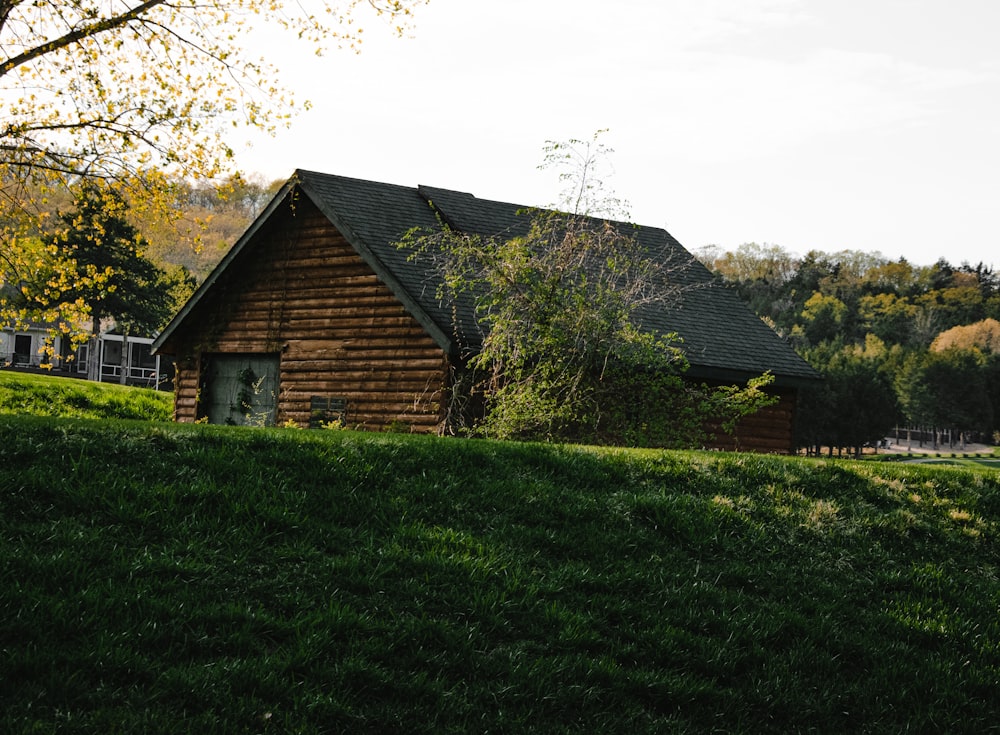 Casa de ladrillo marrón cerca de campo de hierba verde durante el día