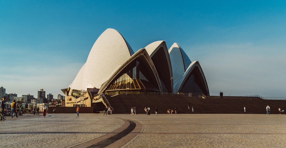 Persone che camminano vicino a Sydney Opera House durante il giorno