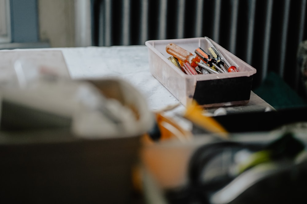 récipient en plastique blanc sur une table blanche